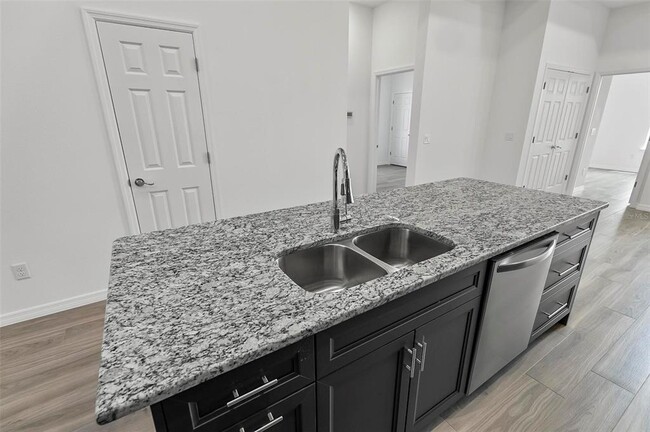 Building Photo - 31 Louvet Ln
