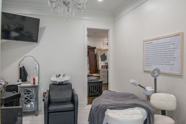 Building Photo - Luxury Living w/ Pool In Brentwood!