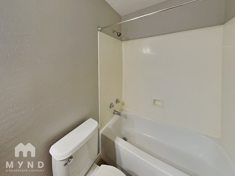 Building Photo - 43722 Bedford Dr