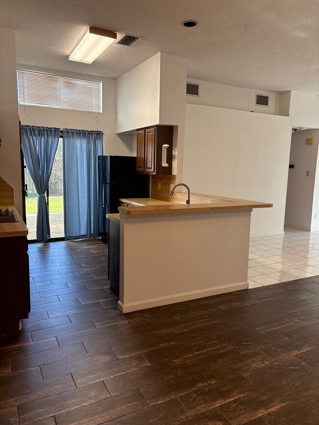 Building Photo - 106 Hollywood Dr