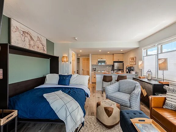 Building Photo - 267 Lake Dr