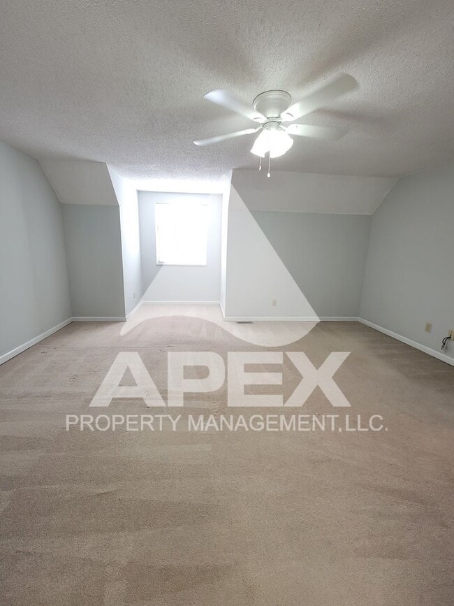 Building Photo - WEST KNOX - Spacious 2Bd/2Ba Condo in Silverbrook!