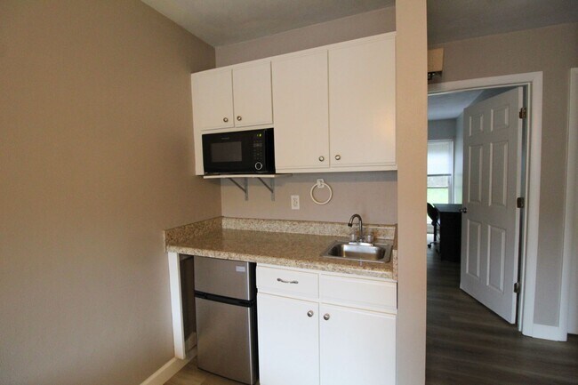 Building Photo - 1362 Bradley Dr