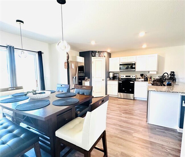 Building Photo - 1053 Ambleside Dr