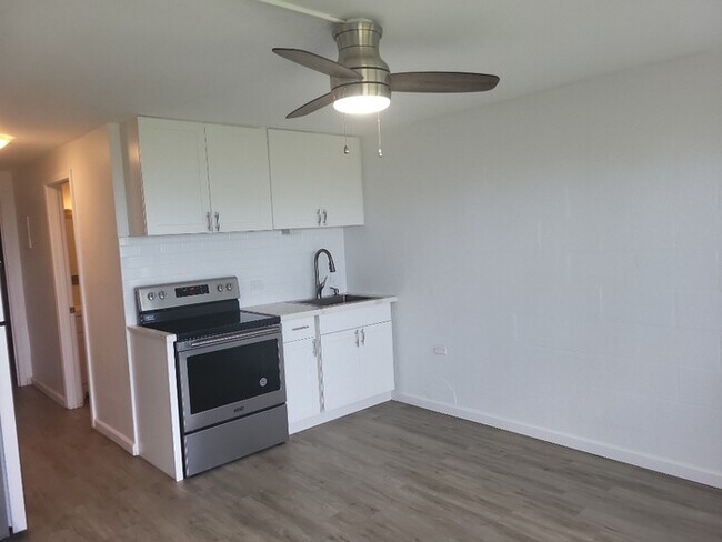 Building Photo - Beachfront Condo in Makaha Surfside