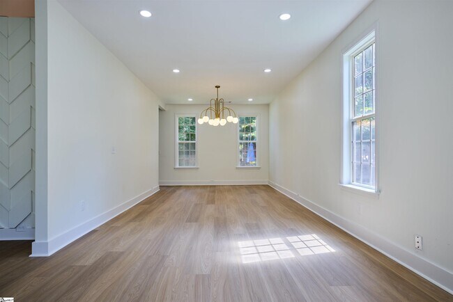 Building Photo - 307 Woodruff Lake Way