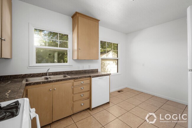 Building Photo - Gorgeous Home in SLC!