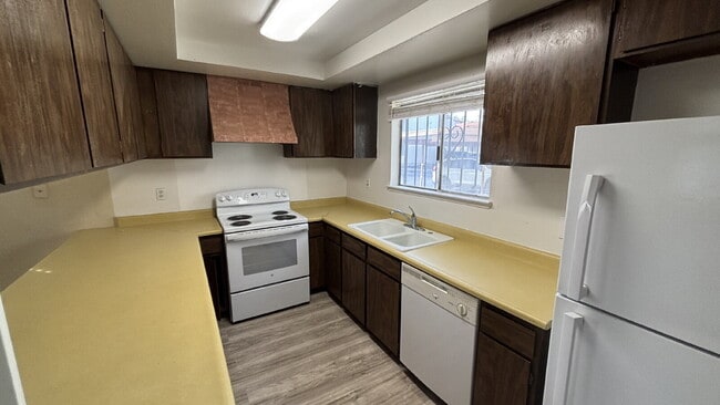 Building Photo - First Floor 2-bed, 2-bath, no carpet here!