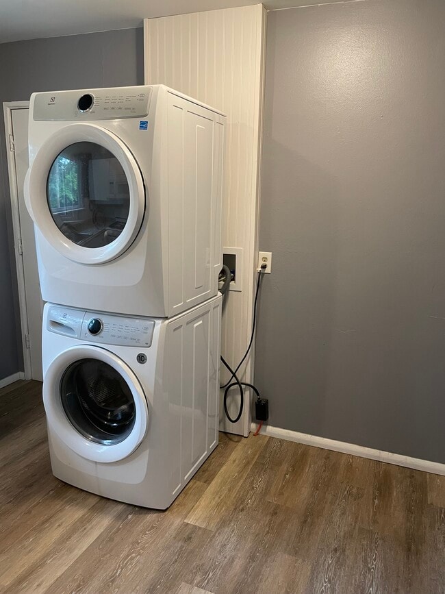 washer/dryer - 8630 Burton Ave