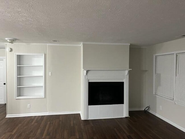Building Photo - Holiday Special Save $800.00