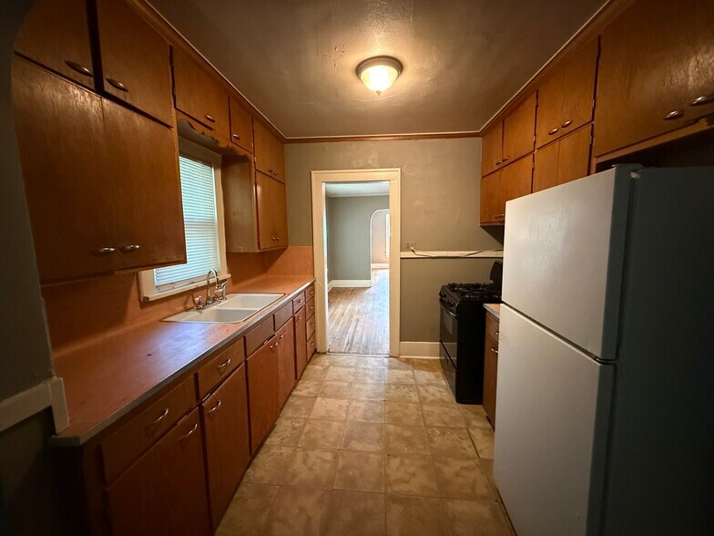 Building Photo - 208 N Xenophon Ave
