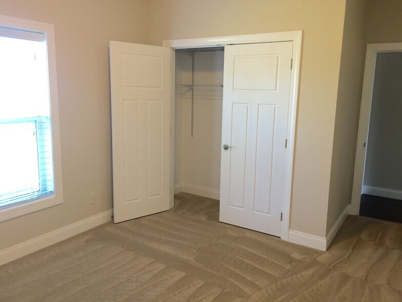 Building Photo - 4690 Picadilly Cir