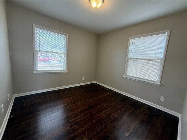 Building Photo - 1908 W 47th Pl