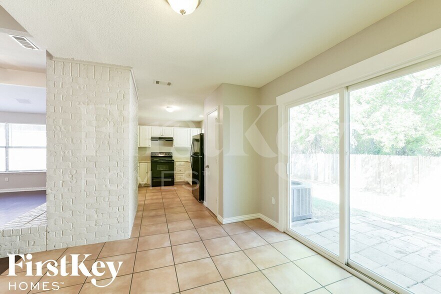 Building Photo - 529 Valley Spring Dr