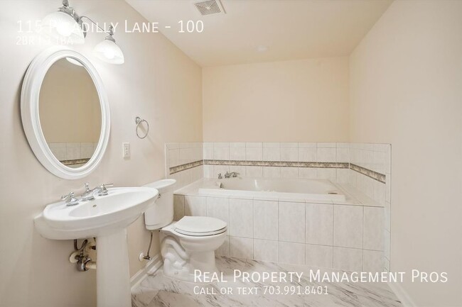Building Photo - Spacious 3-Story End-Unit Townhome in Prim...