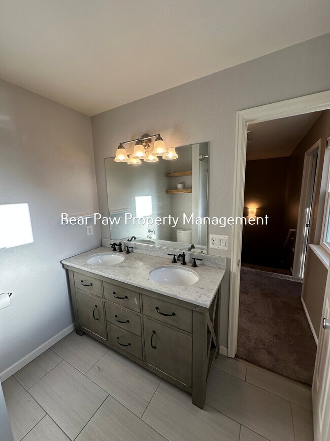 Building Photo - Spacious 3-Bed, 3-Bath Gem in Arvada!"