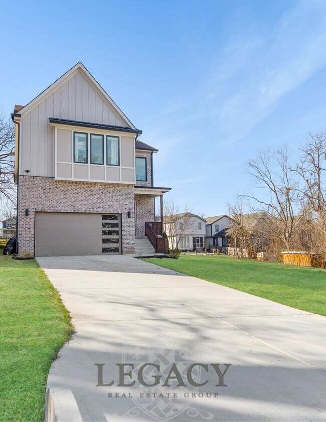 Building Photo - 2027 Rosemary Ln