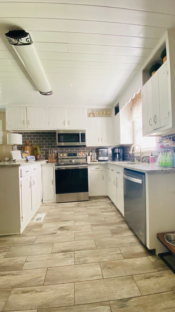 Building Photo - Three bedroom one bath!