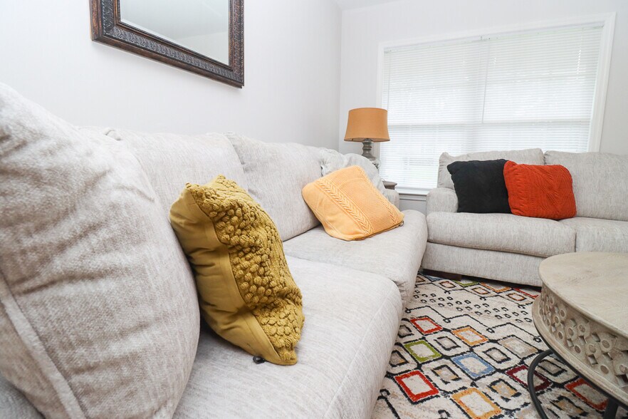 Building Photo - 1904 Karen Ln