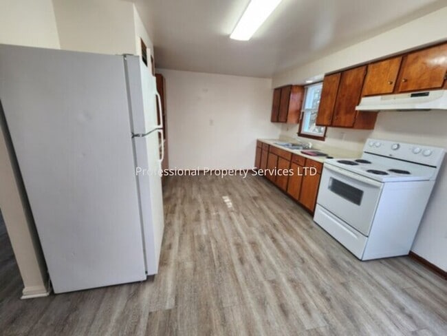 Building Photo - Country Living Near Commuter Routes