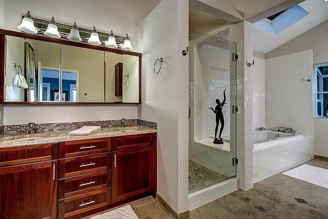 Building Photo - Stunning Sound & Olympic Mountain View Home in North Admiral