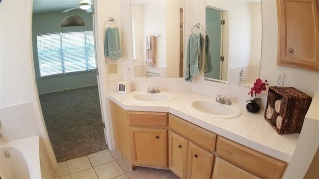 Building Photo - 2100 Silver Fox Dr