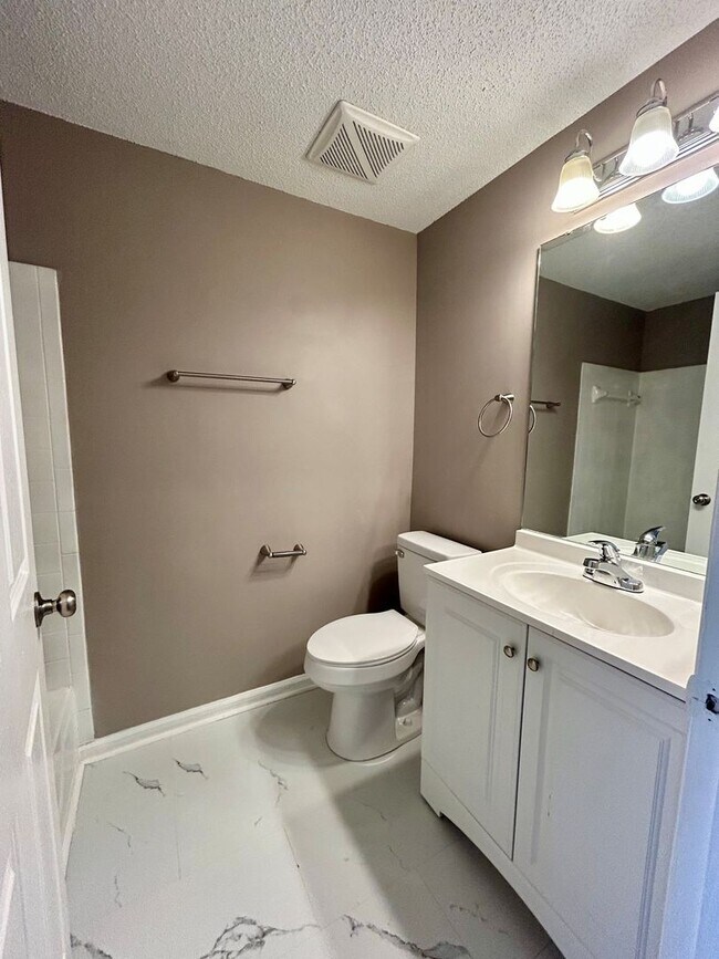 Building Photo - University Spacious 3rd floor Condo