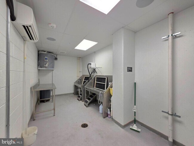 Building Photo - 737 Swann Ave