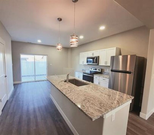 Building Photo - 3 bedroom, 2 1/2 bath, 1 car townhome $180...