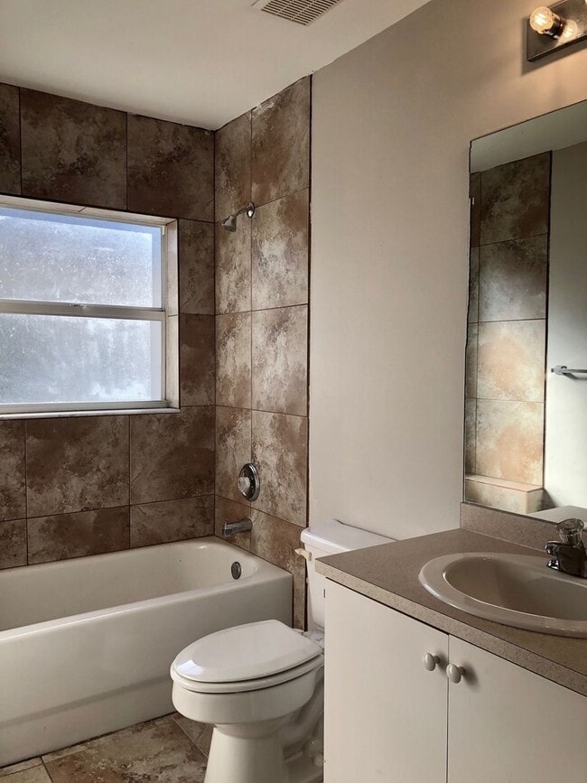 Building Photo - Experience this Large Cape Coral 3 bedroom 2 bath duplex with 1 car garage and screened in lanai.