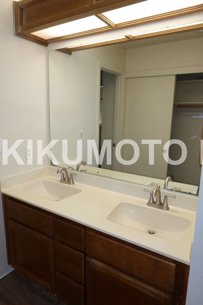 Building Photo - 3 Bedroom, 2 Bath, 2 Car garage in the Poc...
