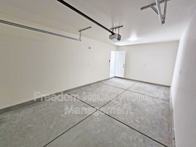 Building Photo - 581 Valiant Ave