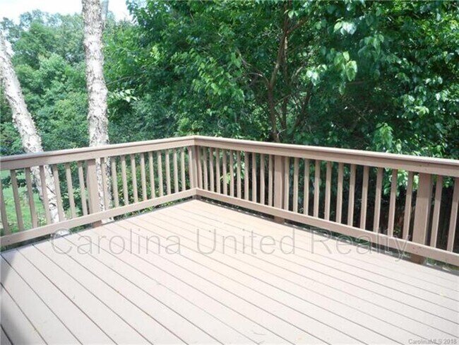 Building Photo - 11017 Valley Spring Dr