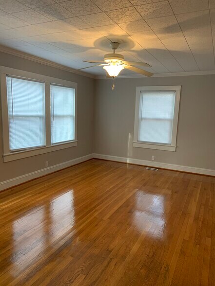 Living room - 210 Oakview Rd