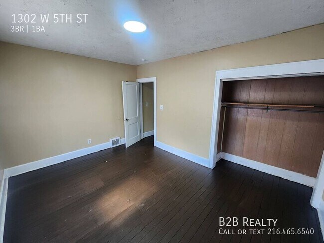 Building Photo - 1302 W 5th St