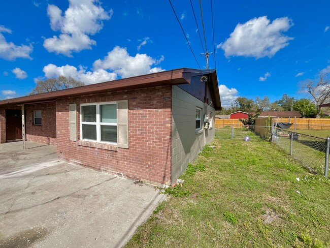 Building Photo - ***Rent Special - 50% off of First Month's...