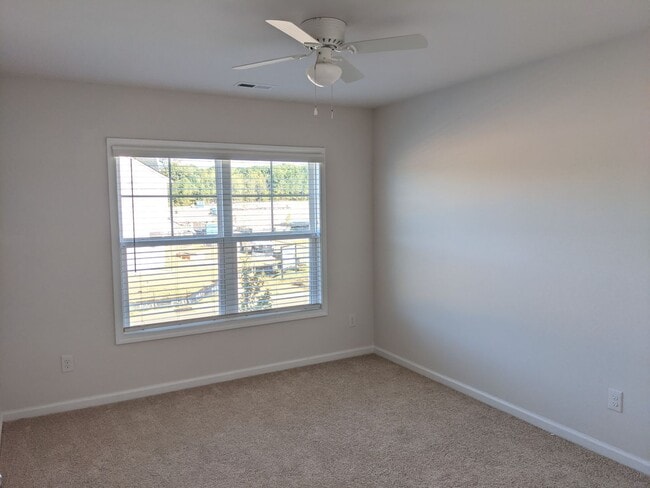 Building Photo - 3 Bedroom Townhome Sherrill's Ford