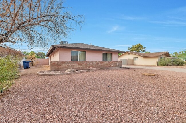 Building Photo - Spacious 6-Bedroom, 4-Bath Pool Home Near ASU Campus