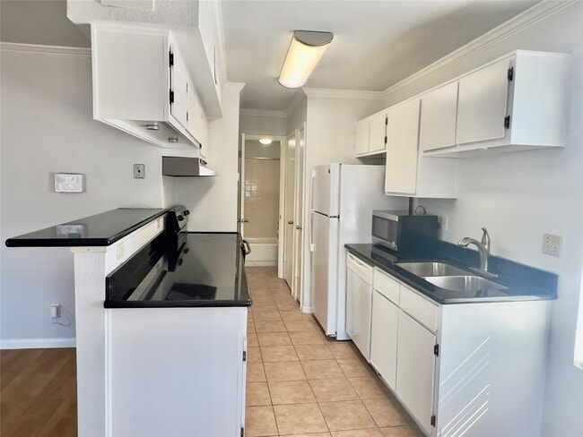 Building Photo - 2750 Holly Hall St