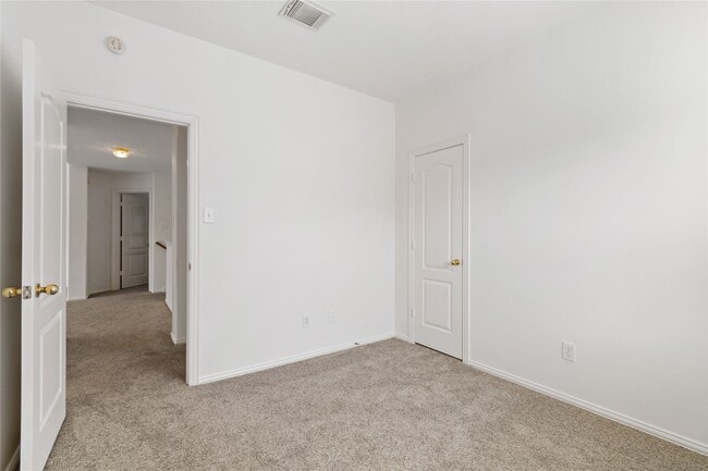 Building Photo - 3326 Lakeway Ln