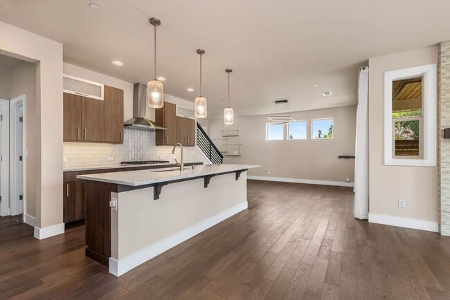 Building Photo - Beautiful Home in Kirkland with 2-Car Garage and Outdoor Patio!