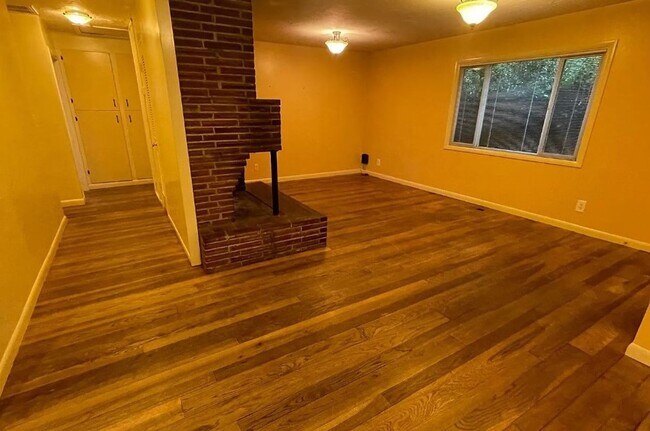 Building Photo - Charming 2 bedroom/1 bath Walking distance...