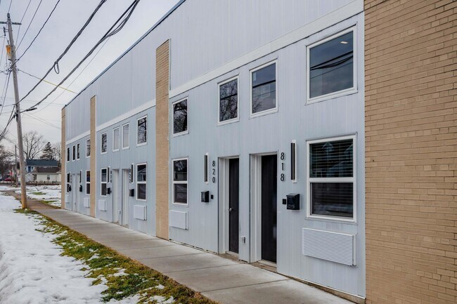 Building Photo - 217 S Badger Ave
