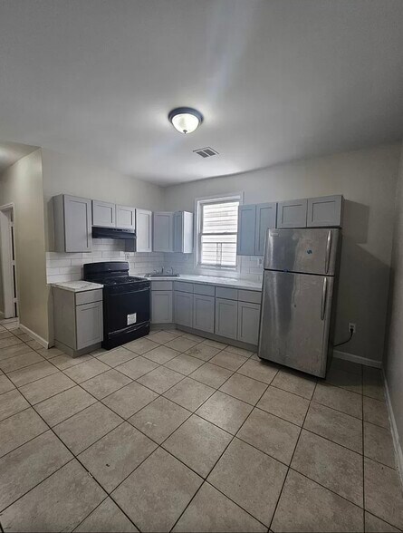 Building Photo - 655 S 19th St
