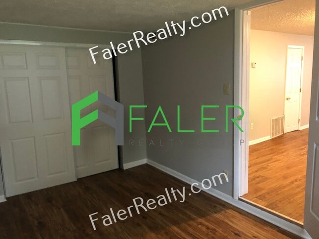 Building Photo - Huge Yard and Charming Home!