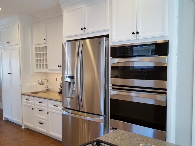 Building Photo - 1018 Highland St