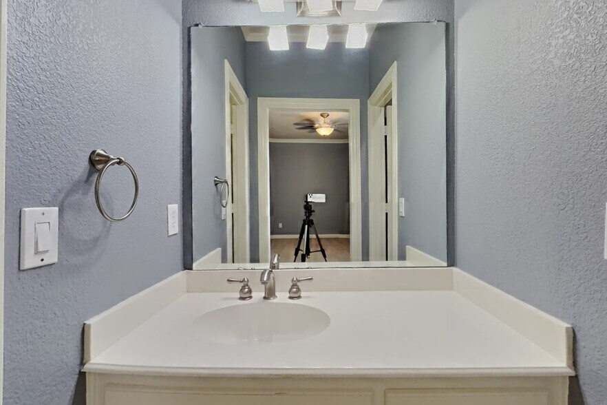 Building Photo - 4020 Oakmeadow Dr