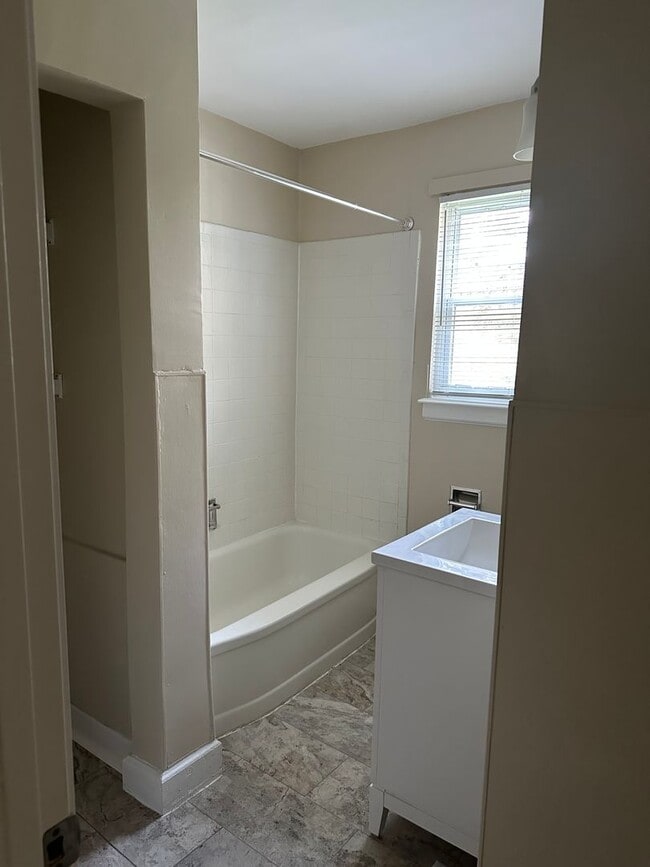 Building Photo - NICE NEWLY UPDATED 1 BEDROOM 1 BATH CONDO IN COLLEGE VILLAGE CONDOS