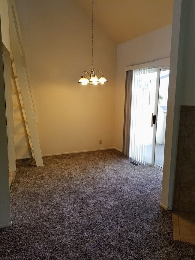 Building Photo - Two Bedroom Condo w/Loft  Sinsheimer Neigh...