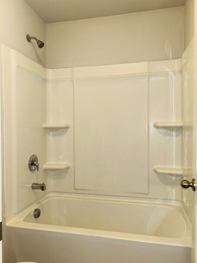 Building Photo - Beautiful 4 bedroom, 2.5 bathroom home In ...